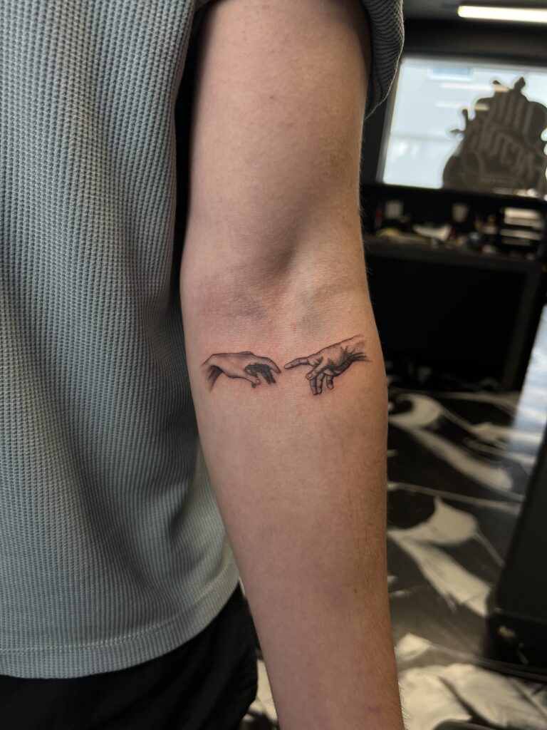 Fineline Tattoo Michelangelo Fineline Tattoo Michelangelo Hände, die sich fast berühren