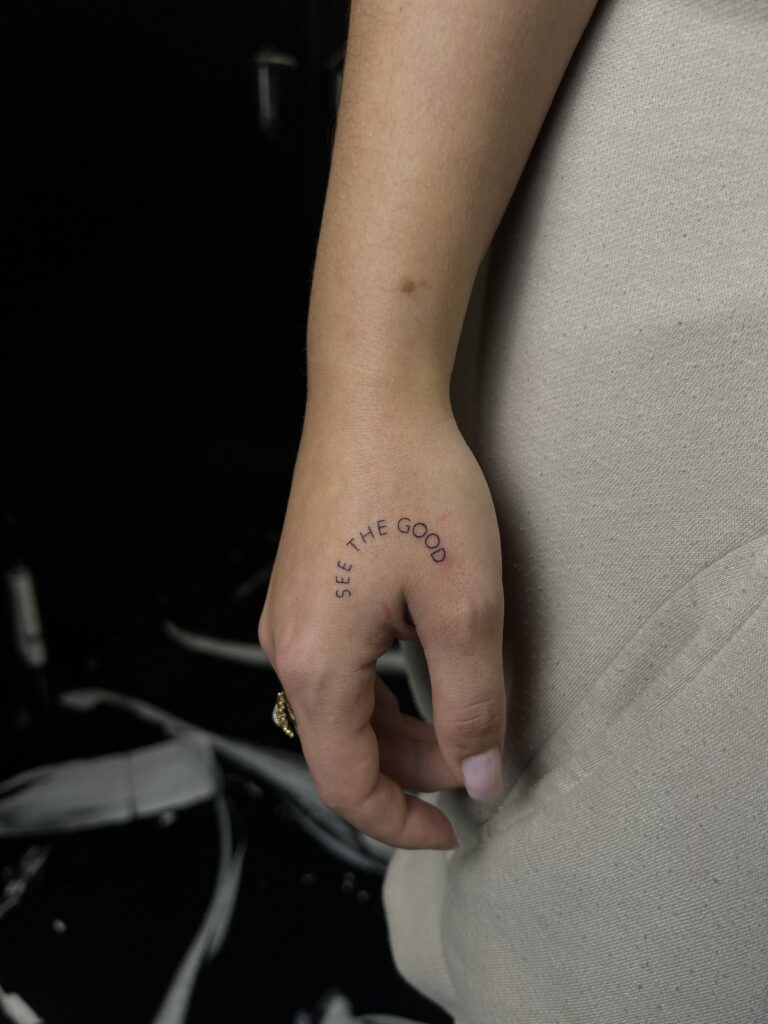 Lettering Tattoo Schriftzug auf der Hand mit inspirierendem Spruch Lettering Tattoo Schriftzug auf der Hand mit inspirierendem Spruch