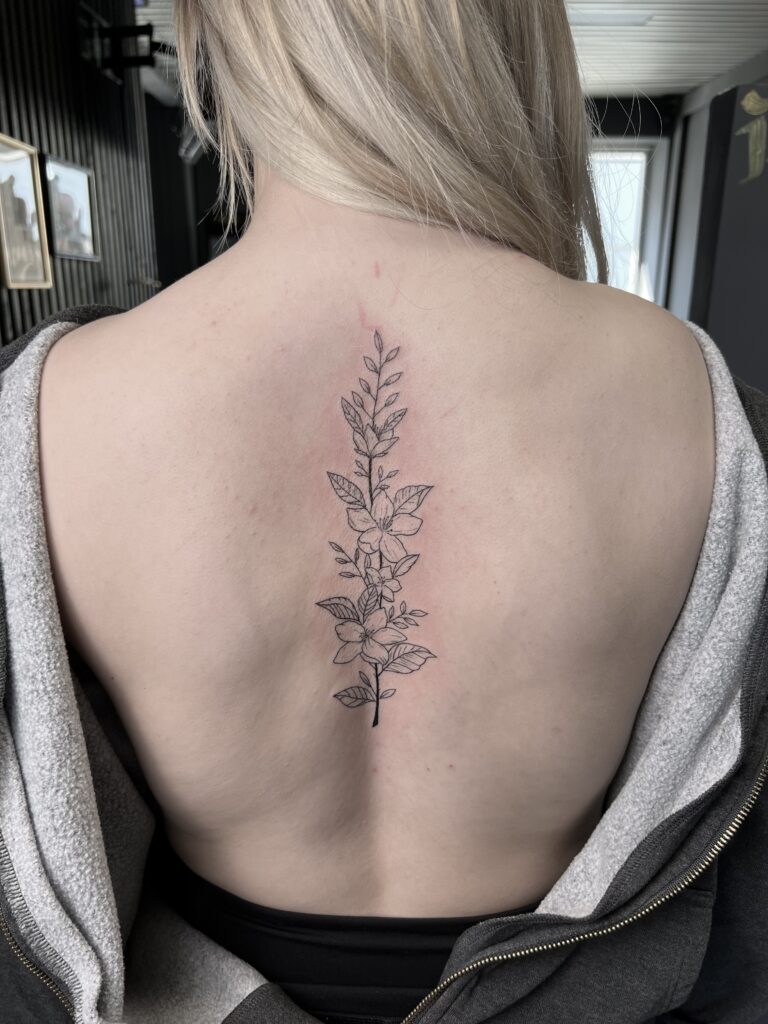 Fineline Tattoo Blume Rücken Fineline Tattoo einer Blume auf dem Rücken Schulter