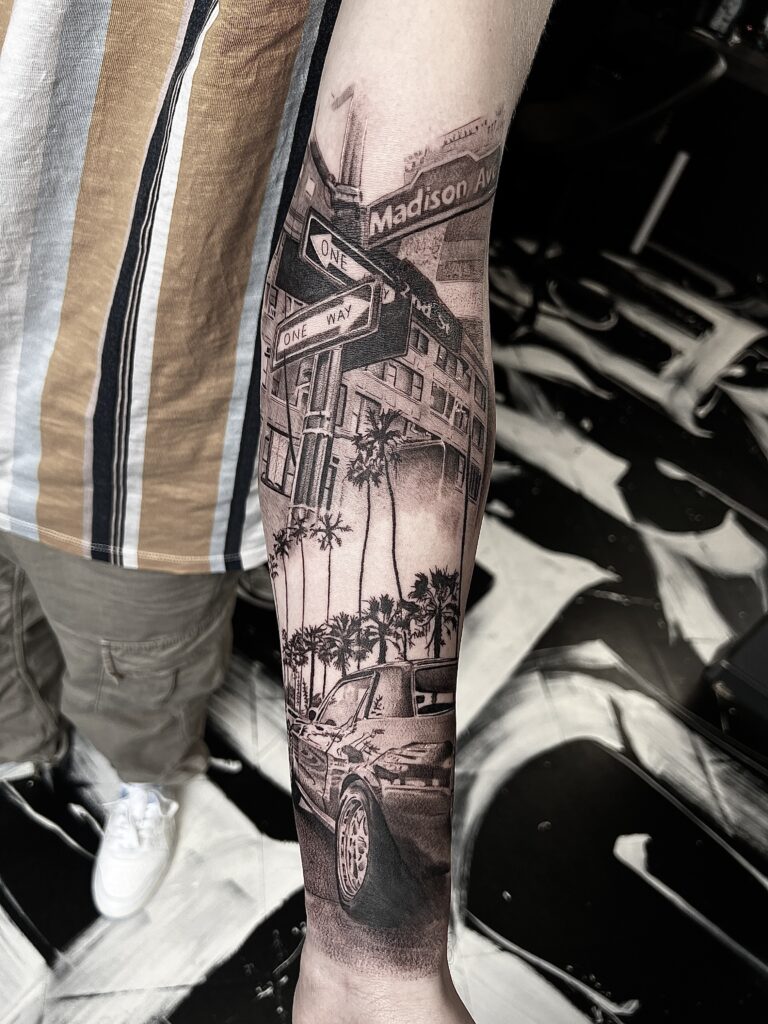 Realistik Tattoo realistisches Tattoo mit einem Auto, Gebäuden und Straßenschildern
