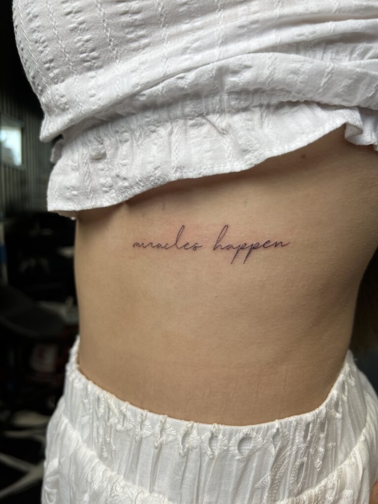 Lettering Tattoo Rücken Schriftzug Lettering Tattoo Rücken Schriftzug