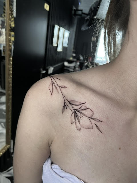 Fineline Tattoo Blume Schulter Fineline Tattoo Blume auf der Schulter