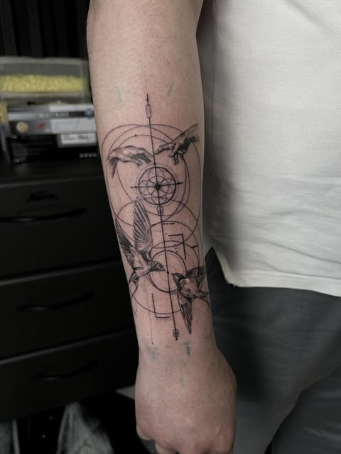 Fineline Tattoo Michelangelo Fineline Tattoo mit verschiedenen Symbolen und Liien. ANgelehnt an Michelangelo