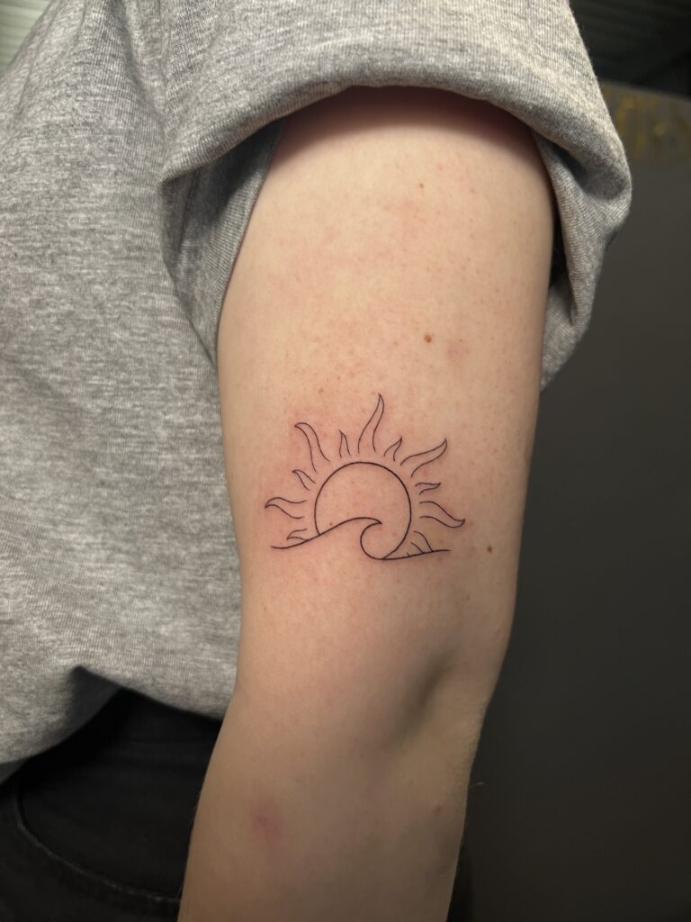 Fineline Tattoo Sonne Fineline Tattoo einer minimalistischen Sonne auf dem arm