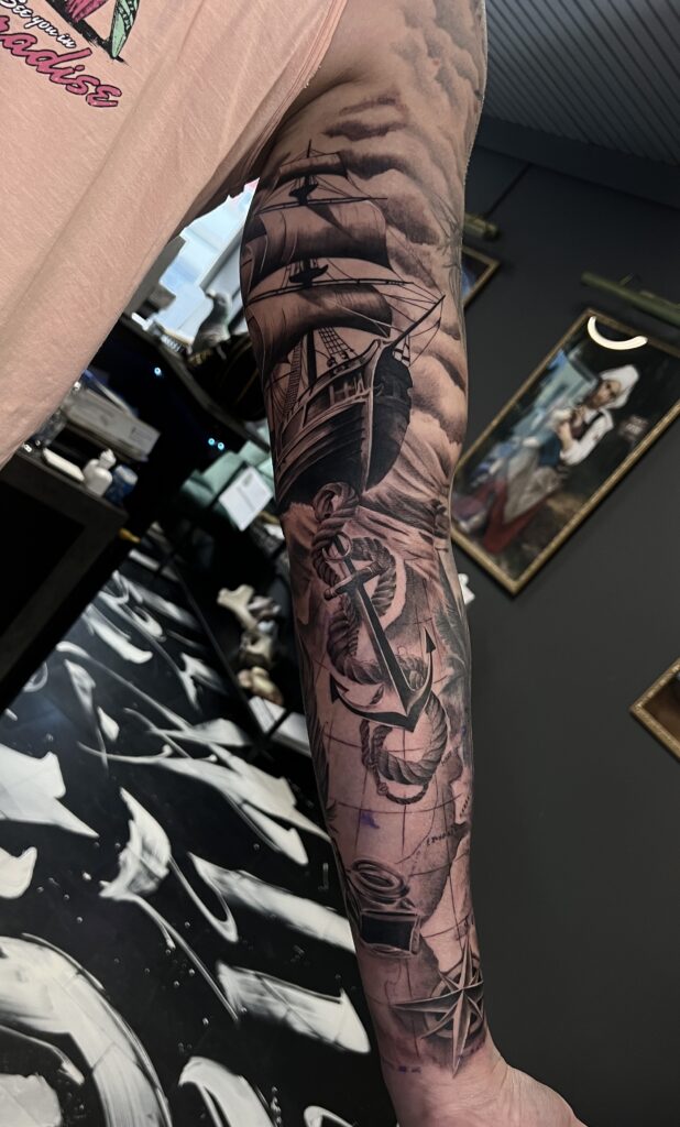 Realistik Tattoo Schiff und Anker realistisches Tattoo von einem Schiff, Anker und andere nautische Symbole