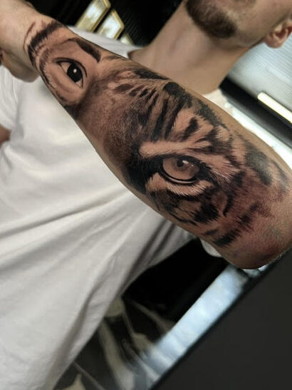 Realistik Tattoo Tiger realistisches Tattoo Tiger auf dem Arm