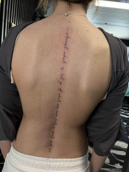 Lettering Tattoo Rücken Schriftzug Lettering Tattoo Rücken Schriftzug